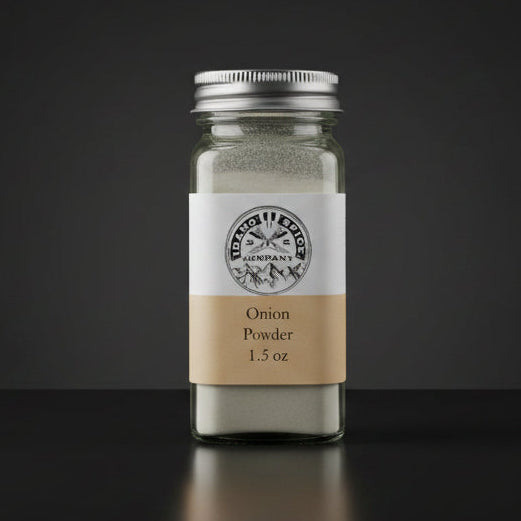 Jar of onion powder with a label on a wooden surface